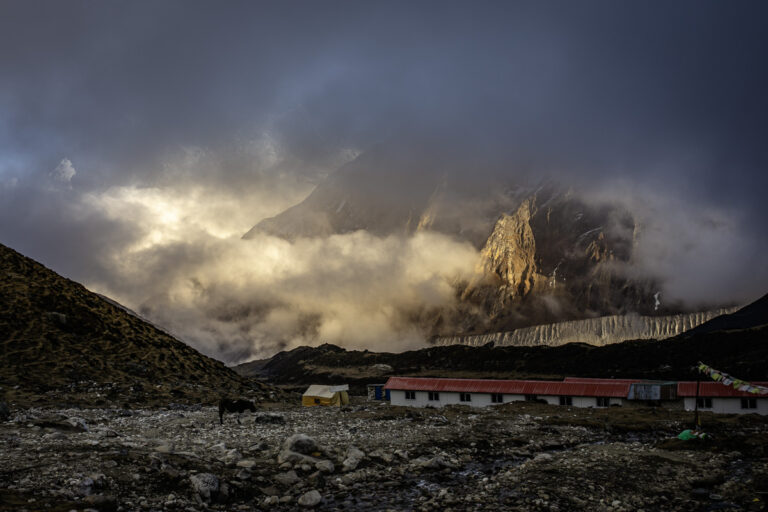 Výhled na výškový tábor v Dharamsale na treku kolem Manaslu.